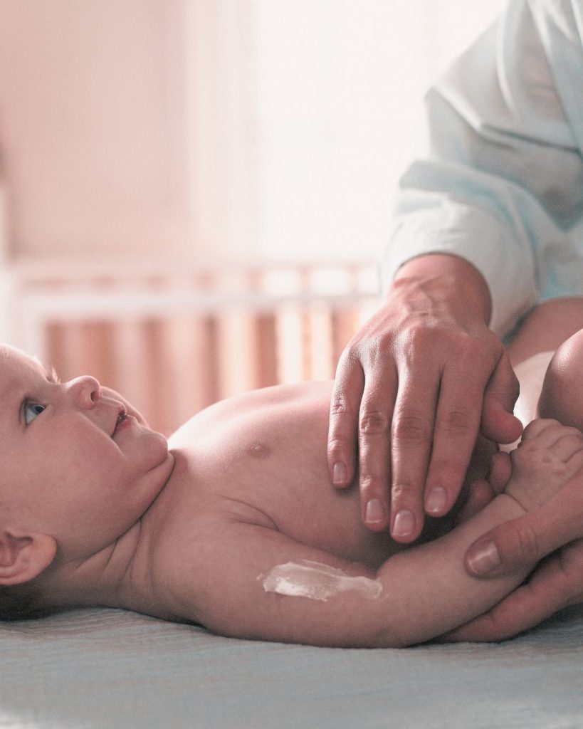 O que muda na pele do bebê na transição do verão para o outono